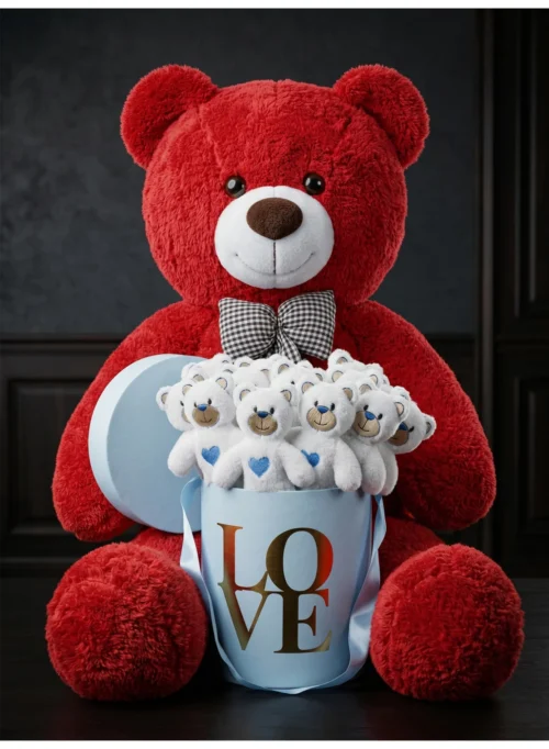 Kırmızı peluş ayı ile mavi kalpli mini ayıcıkların yer aldığı LOVE kutulu hediye seti