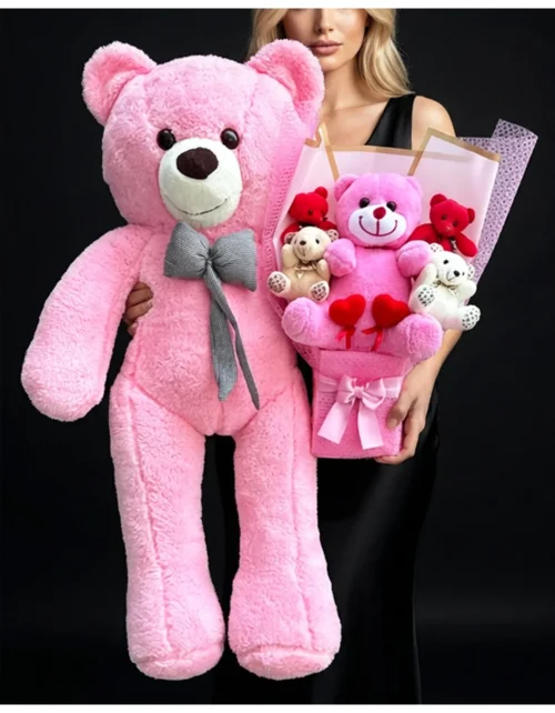 büyük pembe ayıcık ile peluş buket yan yana hediye sunumu