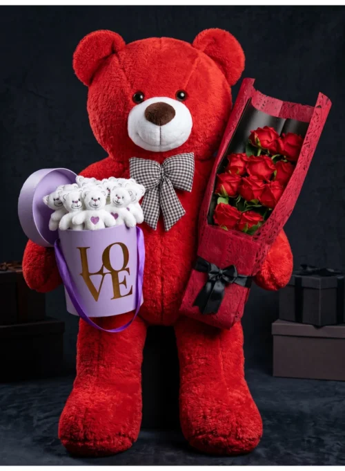 Kırmızı peluş ayı ile LOVE kutulu mini ayıcıklar ve kırmızı gül buketi yan yana