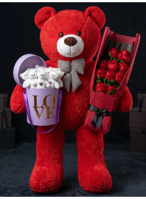 Kırmızı peluş ayı, mor LOVE kutusunda mini ayıcıklar ve kırmızı gül buketi