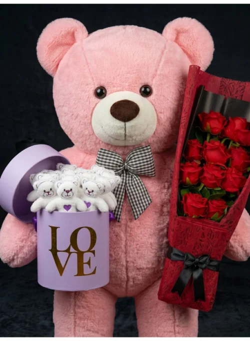 Pembe peluş ayı yanında mor LOVE kutuda mini ayıcık buketi ve kırmızı gül buketi
