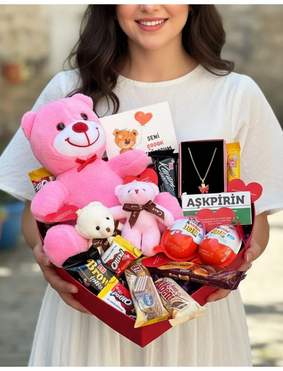 Pembe Ayıcık, 2 Minik Ayıcık, Kolye ve Çikolata Dolu Kalp Kutu