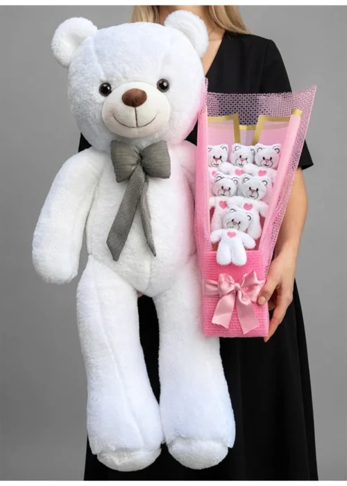 90 cm beyaz peluş ayıcık ve 6 adet mini ayıcık buketinin ön görünümü