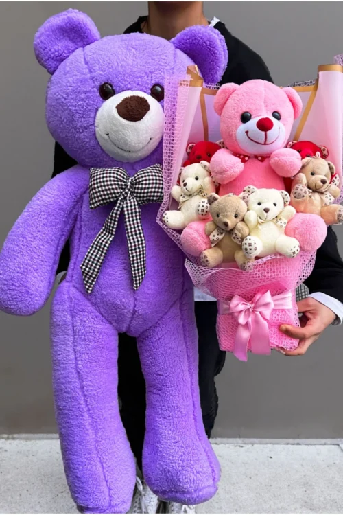 Sevgiliye hediye olarak sunulan mor ayıcık buketi ve mini ayıcık detayları