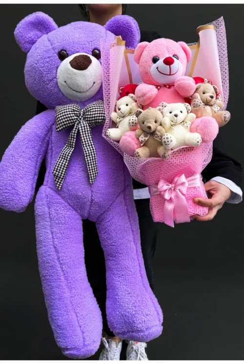 Pembe kurdeleli mor ayıcık buketi ve büyük mor peluş ayıcık
