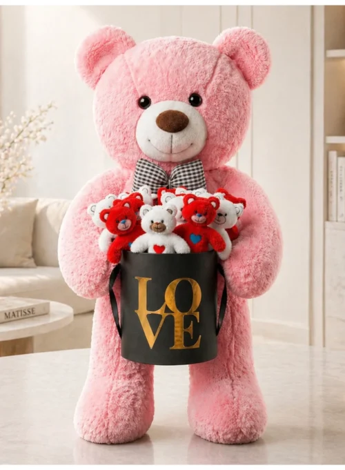 90 cm pembe peluş ayı ve kırmızı beyaz mini ayıcık dolu siyah gold kutu yakın plan