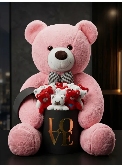 Pembe peluş ayı ve LOVE yazılı siyah gold kutu ile romantik hediye sunumu
