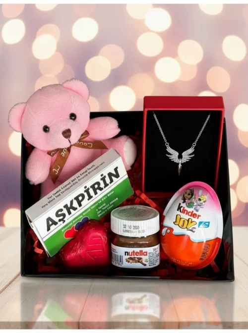 Romantik arka planlı pembe mini ayıcık ve çelik melek kolyeli sevgiliye hediye kutusu
