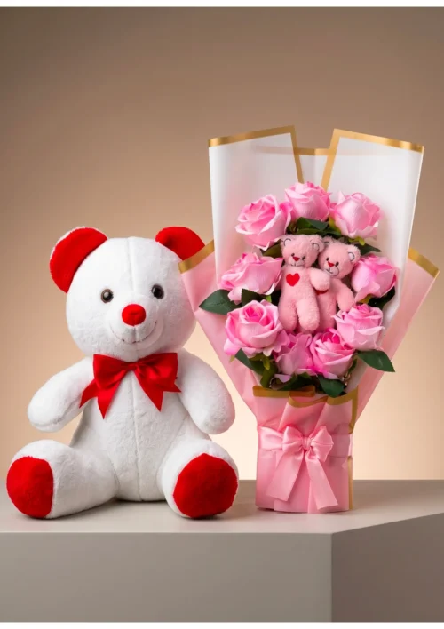 Pembe güller içinde mini ayıcık detaylı hediye buketi ve beyaz peluş ayıcık
